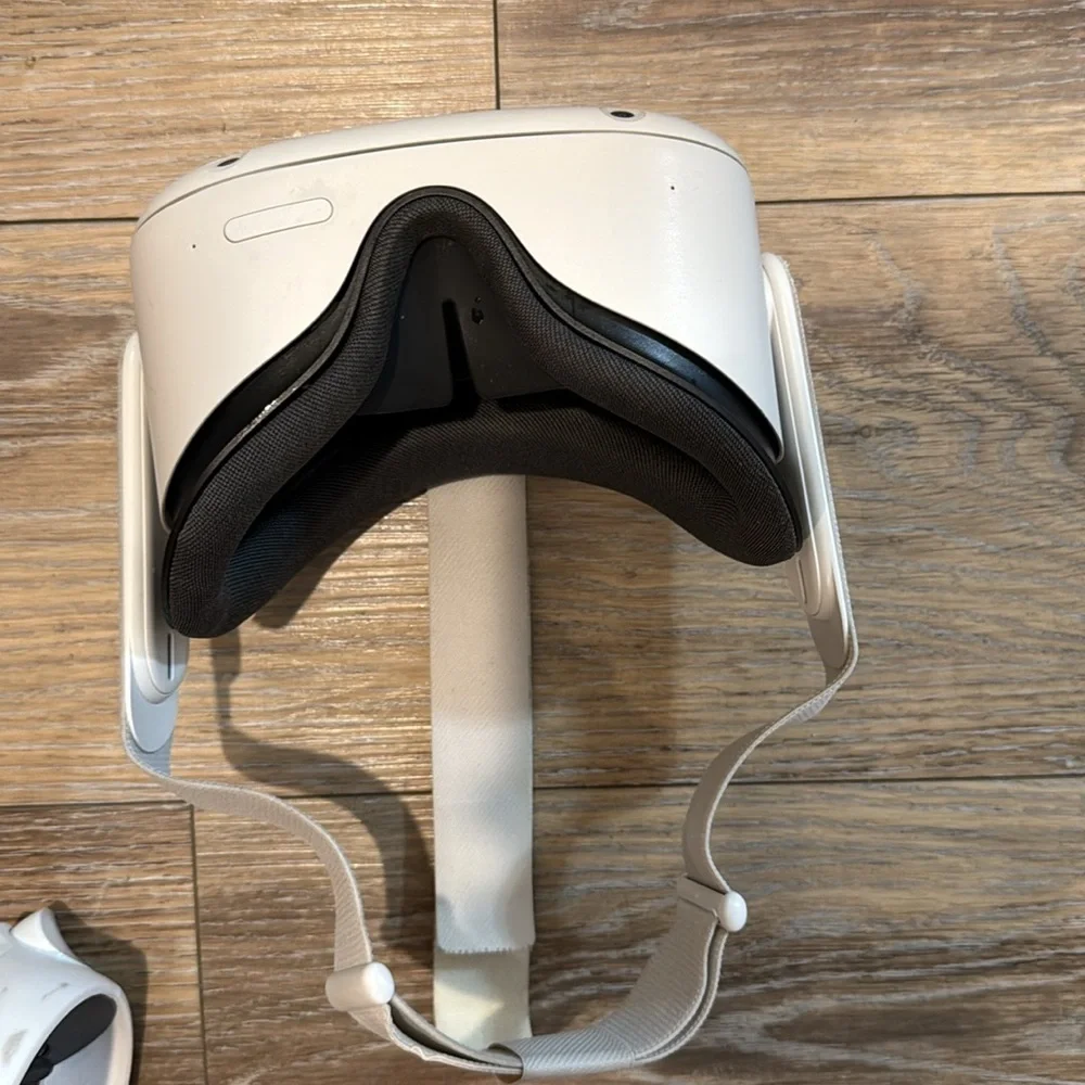 Oculus VR Headset and Controllers - Cream